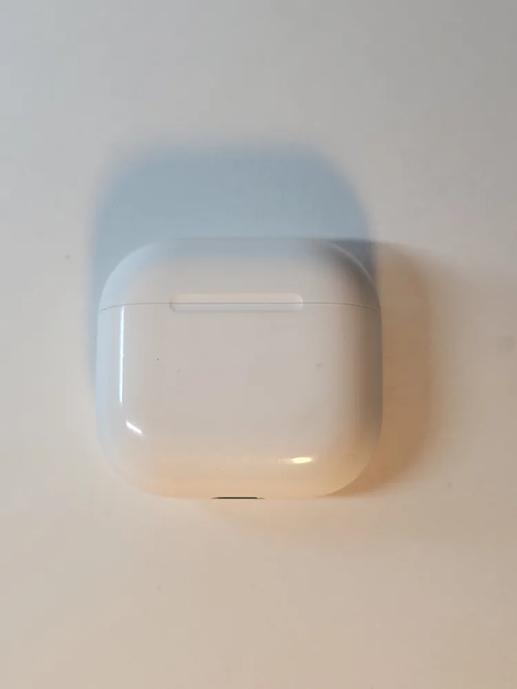 Apple AirPods 4 with Charging Case image indicator(2)