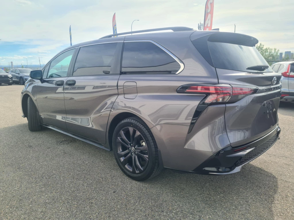 2023 Toyota Sienna XSE Hybrid - photo 3