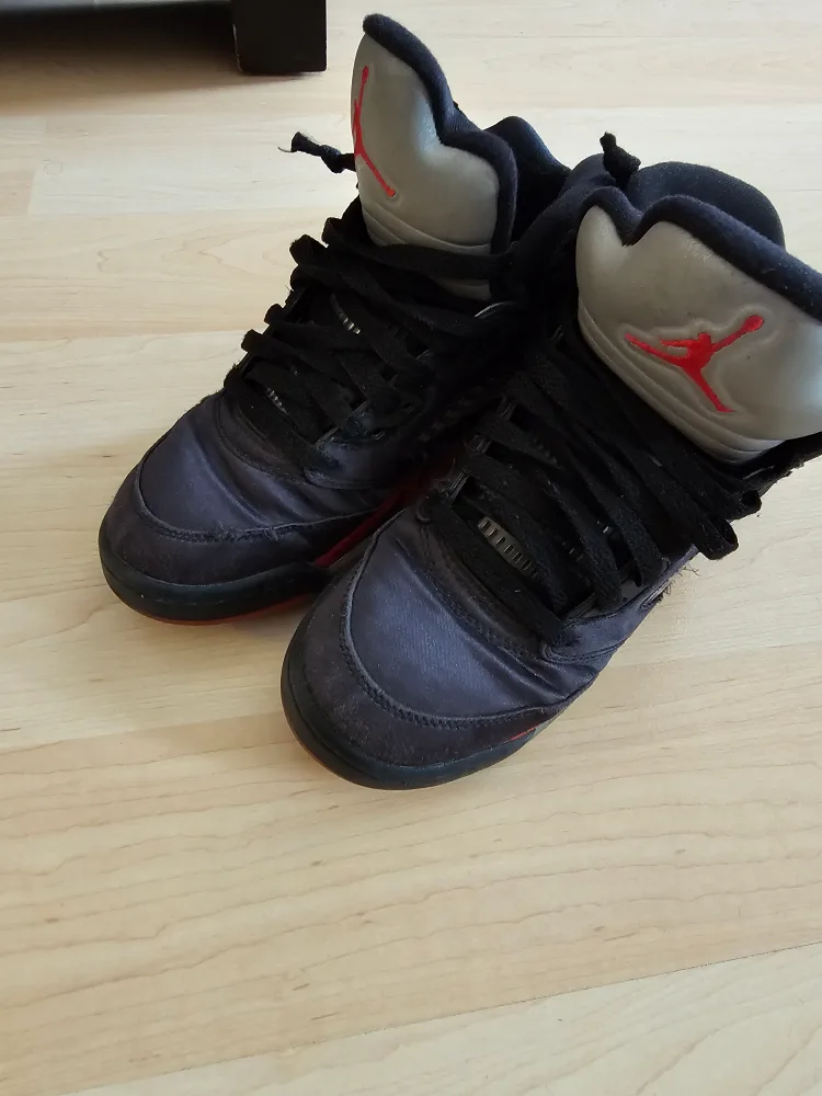 Air Jordan 5 Black and Red Sneakers image indicator(3)
