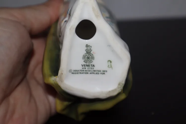 Royal Doulton Figurine - Veneta & April Diamond image indicator(3)