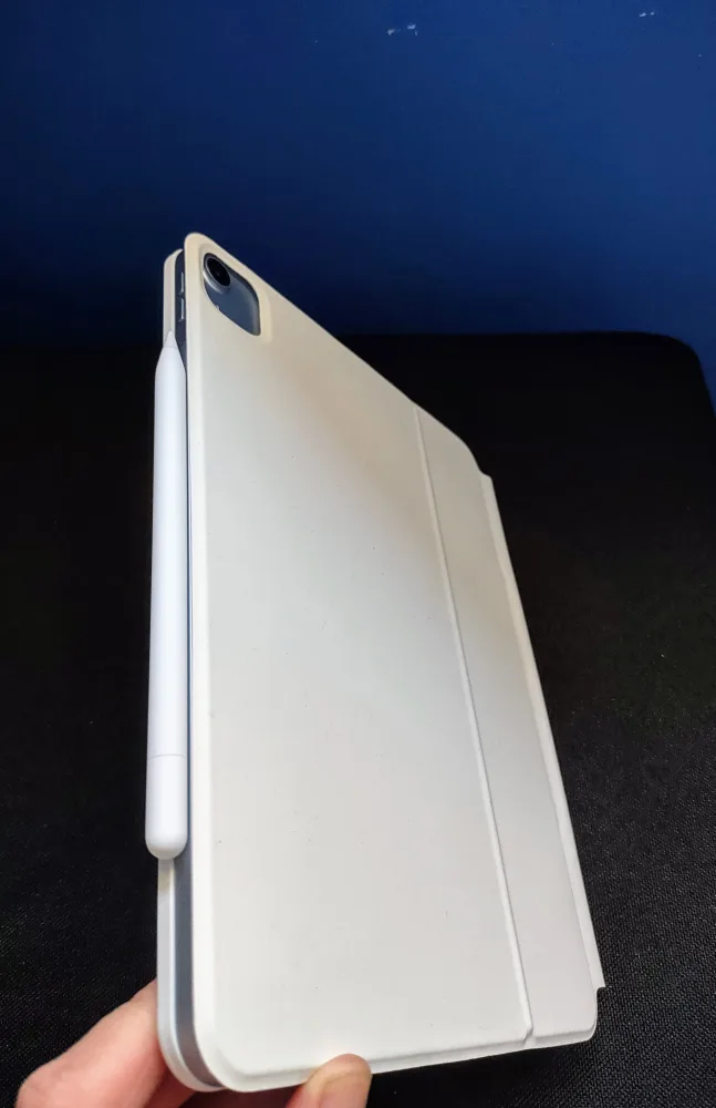 iPad Air with Magic Keyboard and Apple pencil image indicator(6)