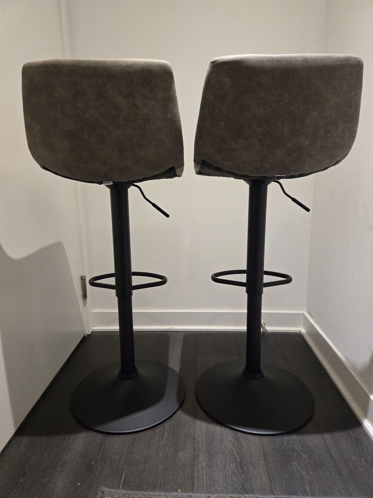 Pair of Swivel Bar Stools - photo 2