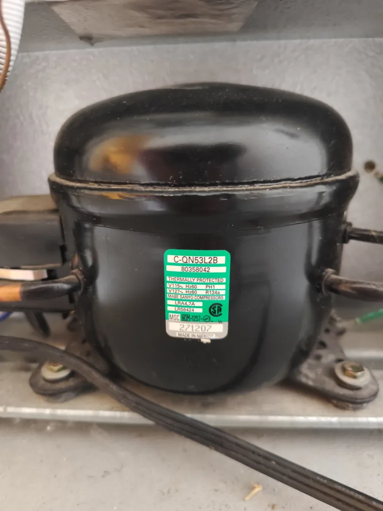 GE Compact Refrigerator - White image indicator(8)