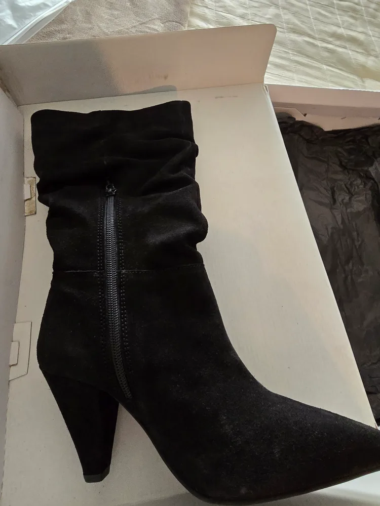 Le Chateau Black Boots image indicator(2)