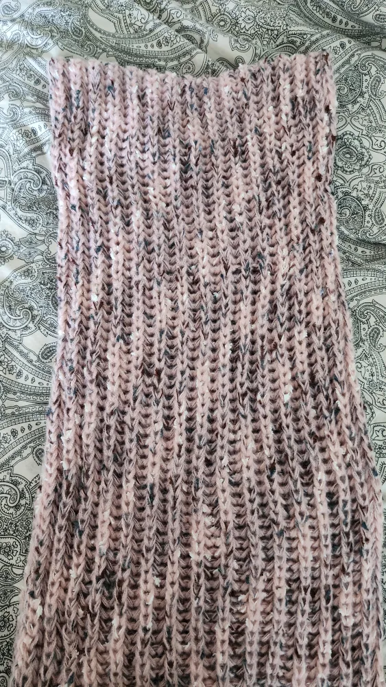 Women's Pink knit scarf thumbnail