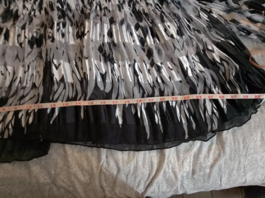 Black and White Patterned Top #freecycle 🥕🌟 image indicator(5)