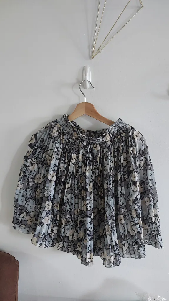 BRAND NEW Chic Floral Skirt with attached shorts image indicator(4)