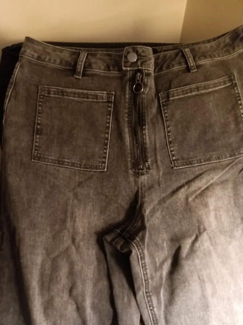 Mod Charcoal Gray Flare Jeans & White Pull on Capri image indicator(3)