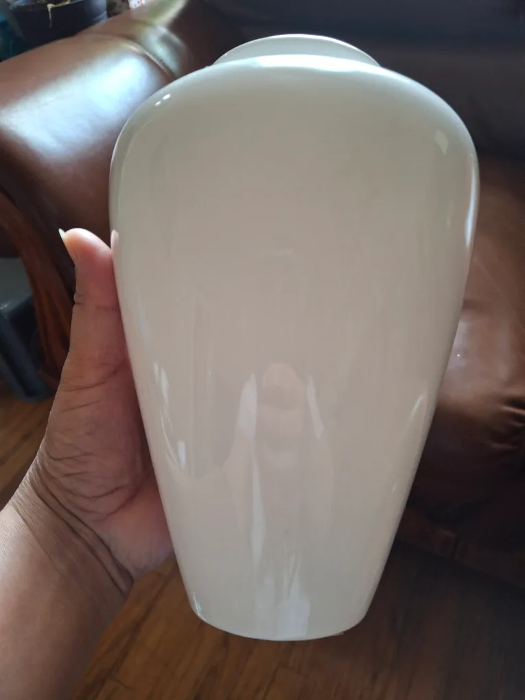 Creamy White Ceramic Vase image indicator(3)