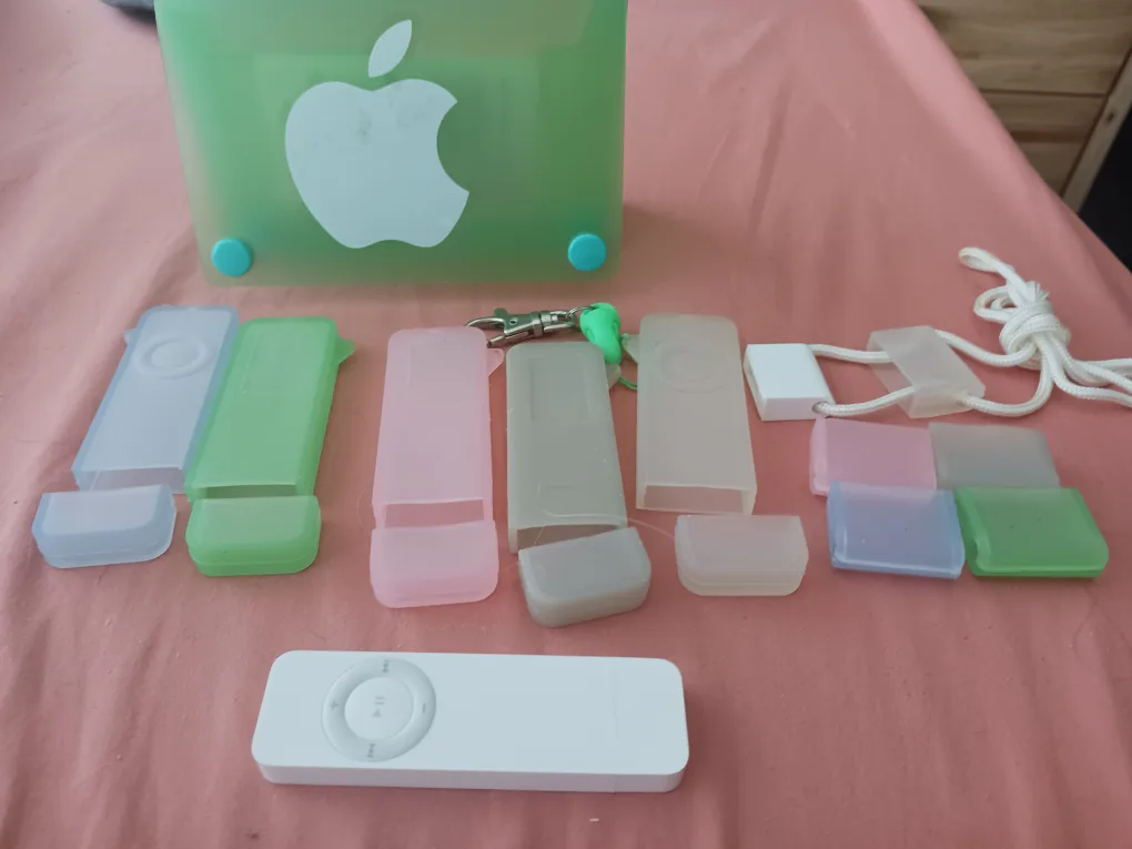 Apple iPod & Accessories Bundle thumbnail
