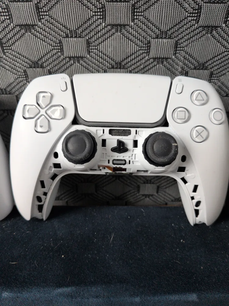 PlayStation 5 (PS5) DualSense Controllers image indicator(3)