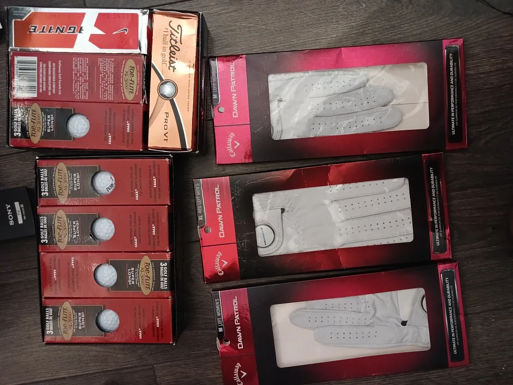 Callaway Dawn Patrol Golf Gloves and Golf Balls image indicator(2)