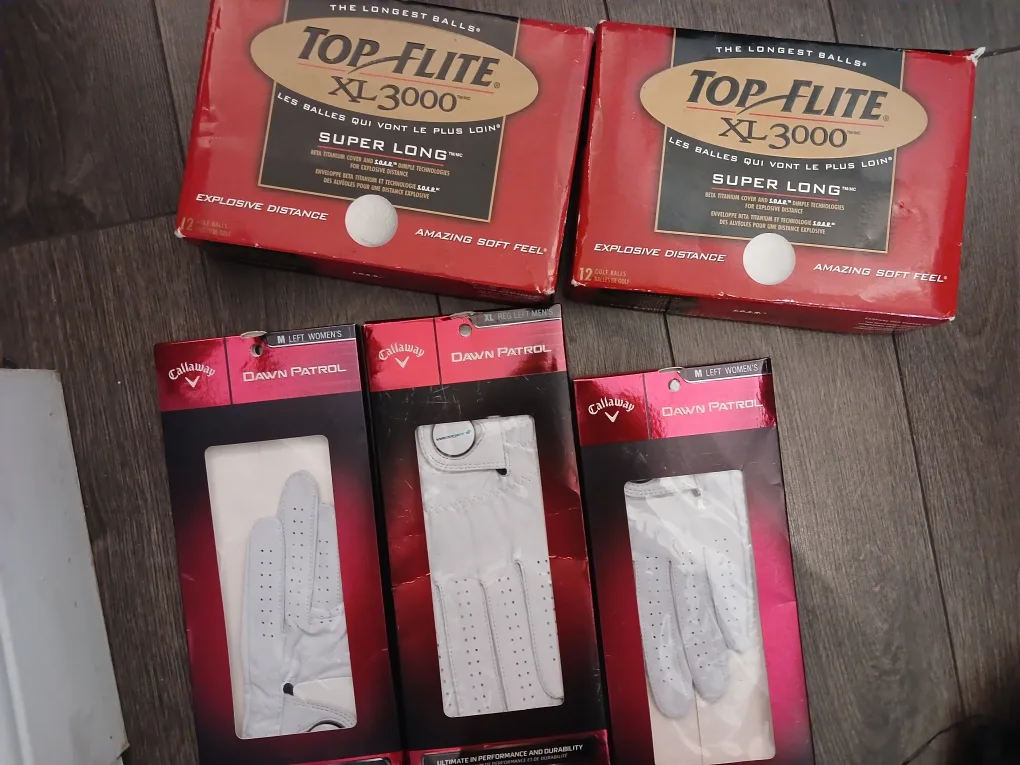 Callaway Dawn Patrol Golf Gloves and Golf Balls image indicator(3)