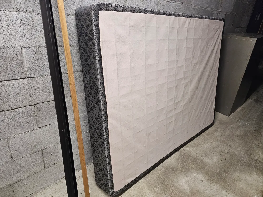 Wood Bedroom Set With Dresser, Queen Bedframe, and Boxspring image indicator(7)