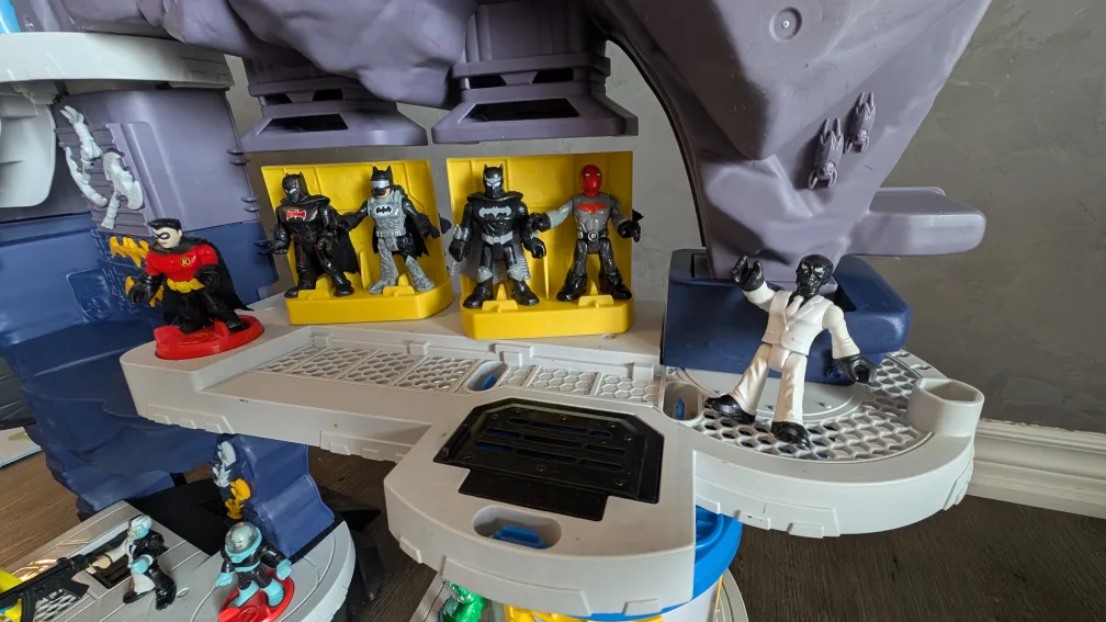 Imaginext BATCAVE + BATWING + BATSUB & More – Price Negotiable! image indicator(7)