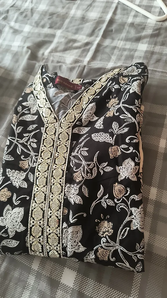 Pakistani Indian lawn suit image indicator(3)