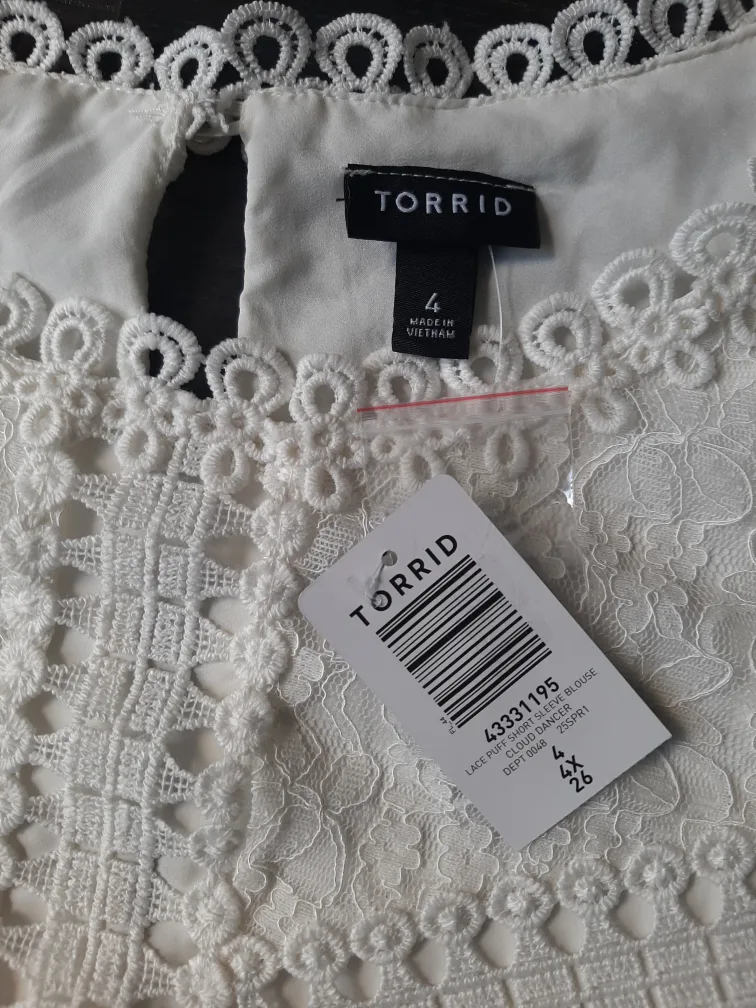 Torrid Lace Puff Sleeve Blouse - Size 4 image indicator(3)