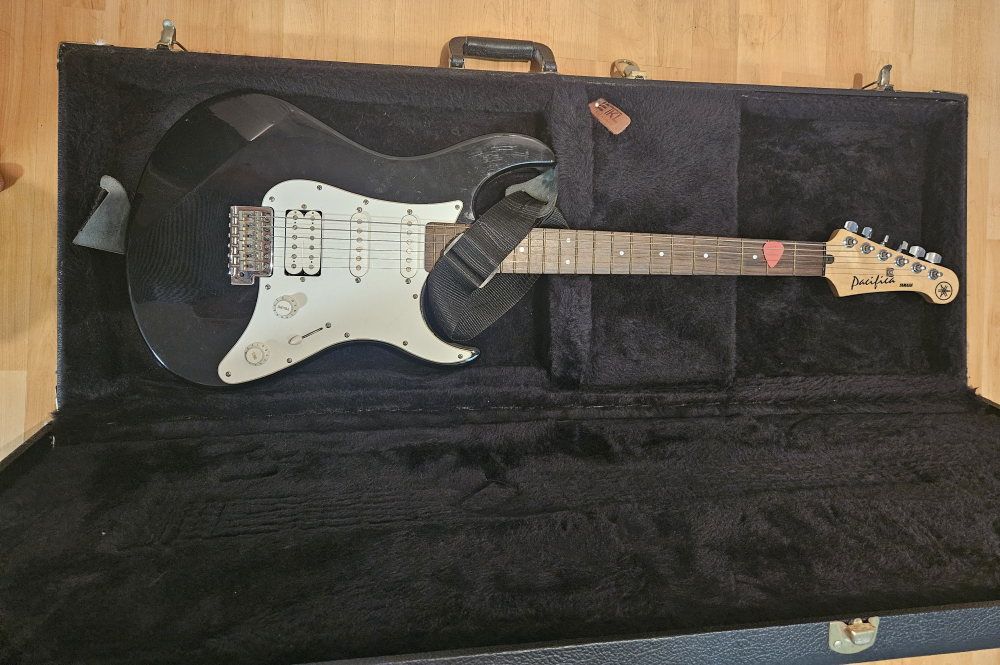 Yamaha Pacifica Electric Guitar with 15G Amp and Hard Case