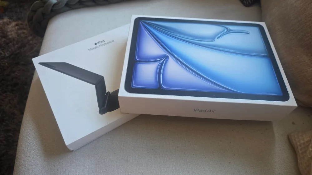 iPad Air 11-inch (M3) Wi-Fi 128GB + Magic Keyboard thumbnail