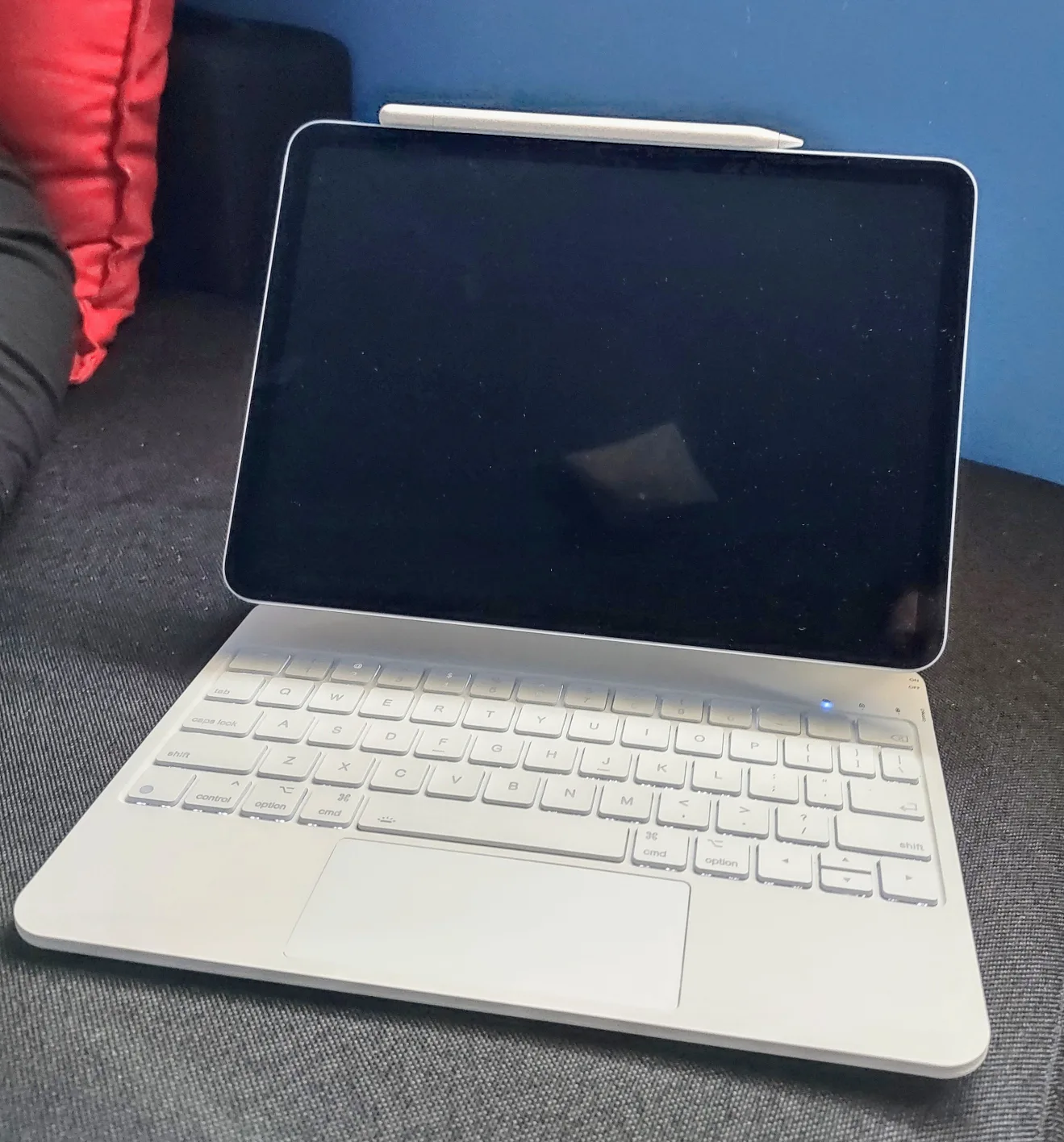 iPad Air with Magic Keyboard and Apple pencil thumbnail