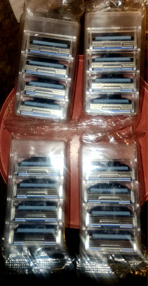 16 Razor Blade Cartridges thumbnail