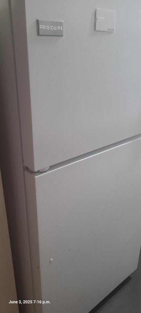 Frigidaire Refrigerator - photo 2