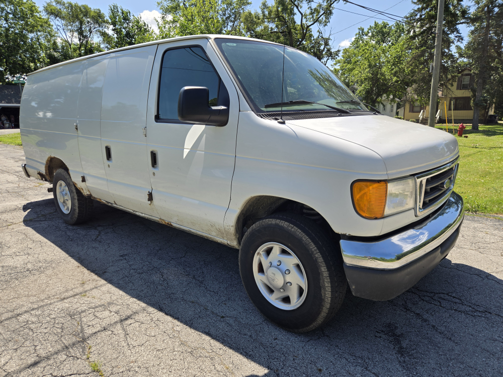 Used White Ford E-Series Cargo Van - photo 2