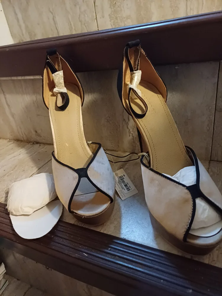 BNIB shoes: Elegant Beige Sandals/Heels image indicator(2)
