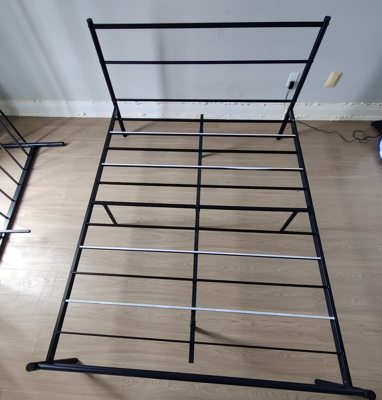 Zinus Metal Queen Bed Frame - 2 pieces (can be dismantled)