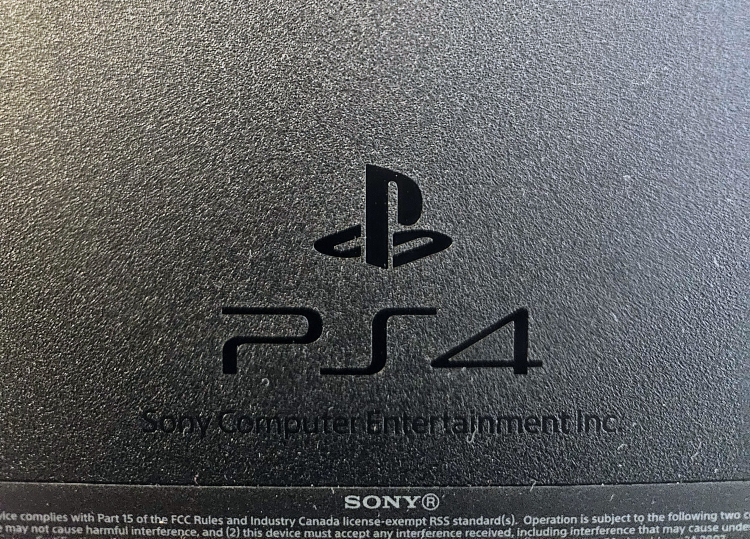Sony PlayStation 4 (PS4) plus 2 controllers & 2 games - photo 2