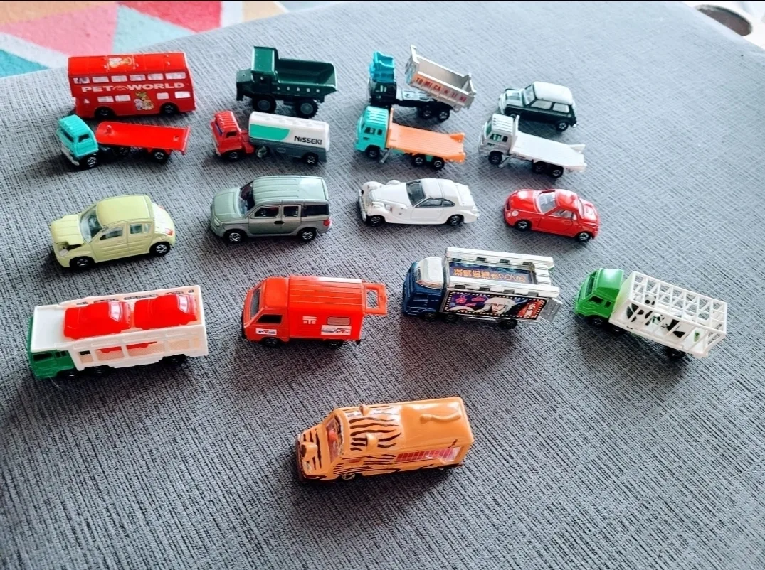 New limited edition 30 Tomica toy cars with containers image indicator(2)