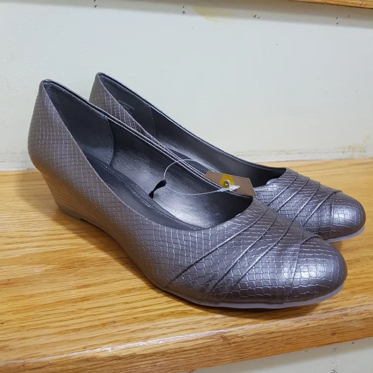 Denver Hayes wedge heels NEW IN BOX image indicator(4)