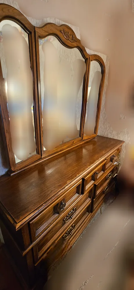 Solid Oak  Dresser with tri-folding Mirror image indicator(2)