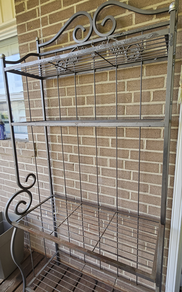 Metal shelving unit