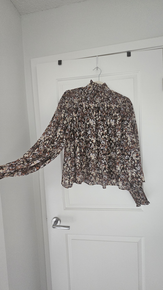 House of Harlow 1960 Floral Blouse with smocked neck - photo 3