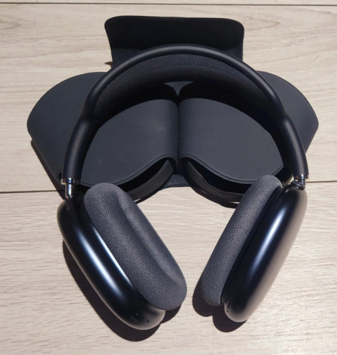 Apple AirPods Max Wireless Headphones & Smart case