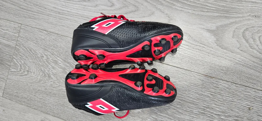GIrls Lotto Soccer Cleats - Youth Size 4 image indicator(3)
