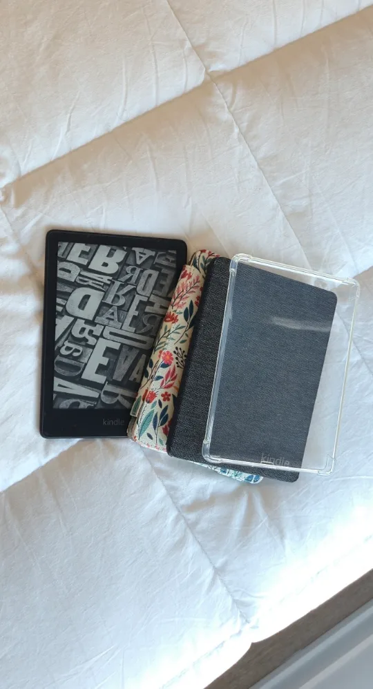 Kindle Paperwhite Ads Free + 3 Cases