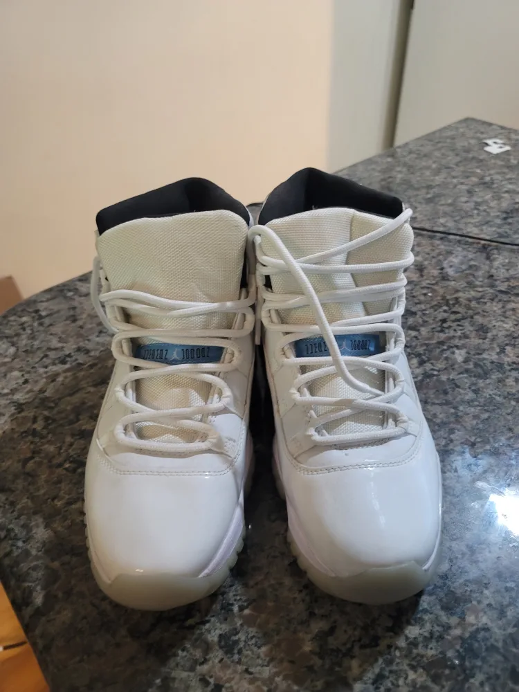 Mens Size 11 Sneakers. thumbnail