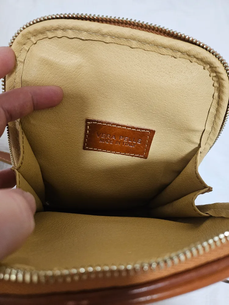 Vera Pelle Leather Sling Bag image indicator(3)