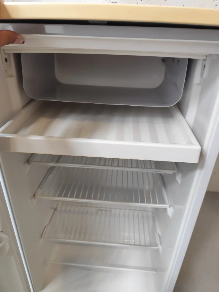 GE Compact Refrigerator - White image indicator(3)