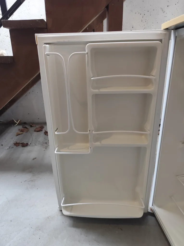 GE Compact Refrigerator - White image indicator(4)