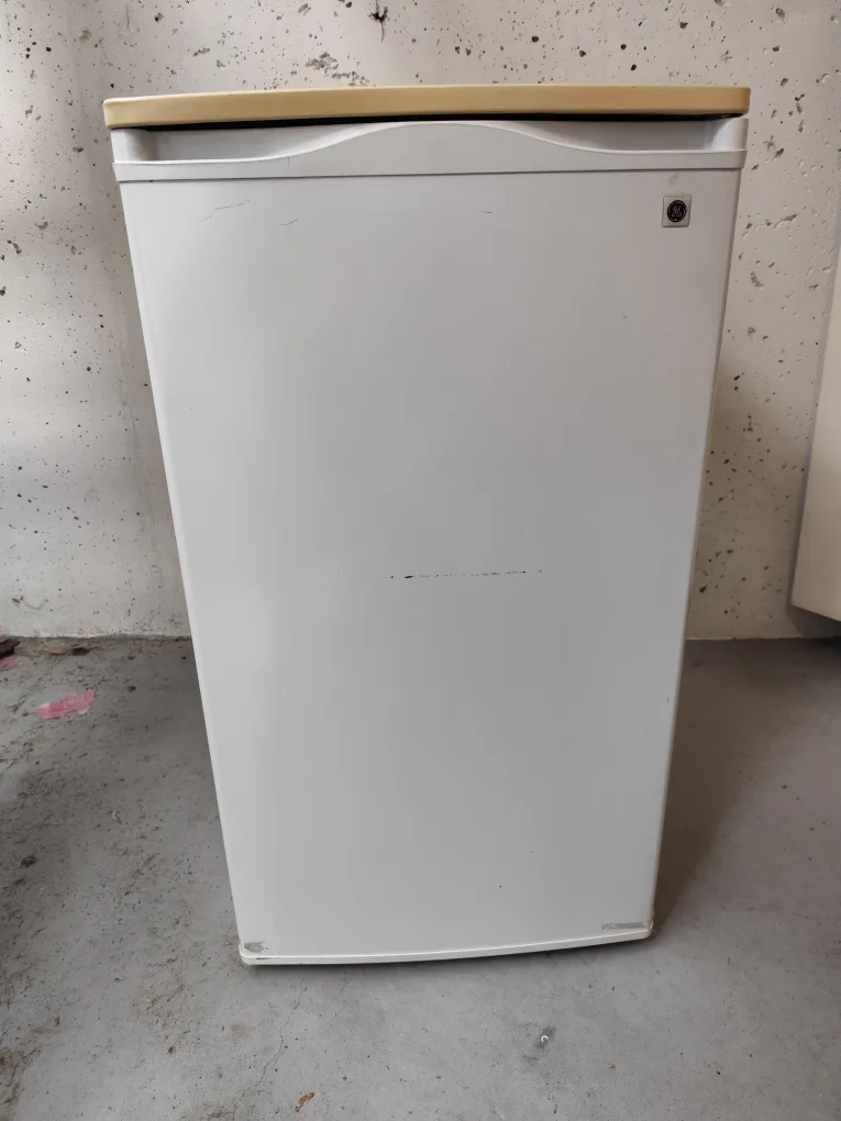 GE Compact Refrigerator - White image indicator(5)