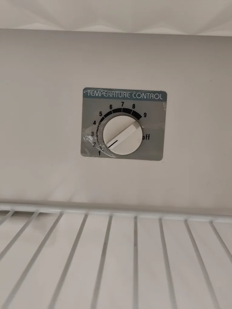 GE Compact Refrigerator - White image indicator(6)