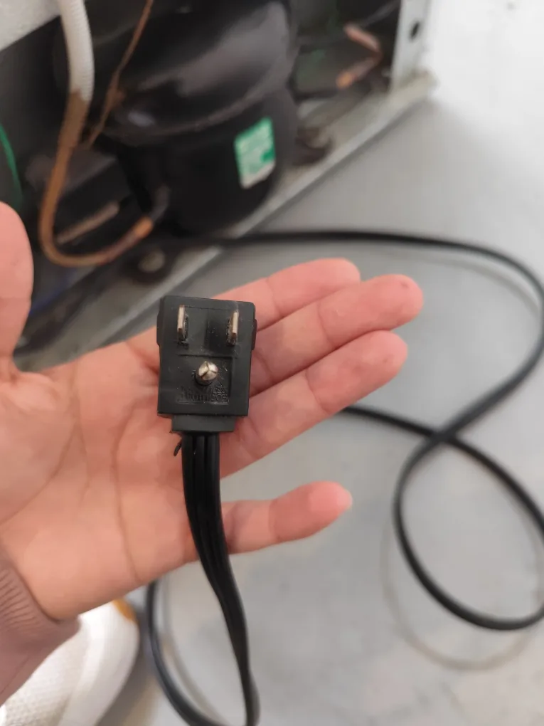 GE Compact Refrigerator - White image indicator(9)