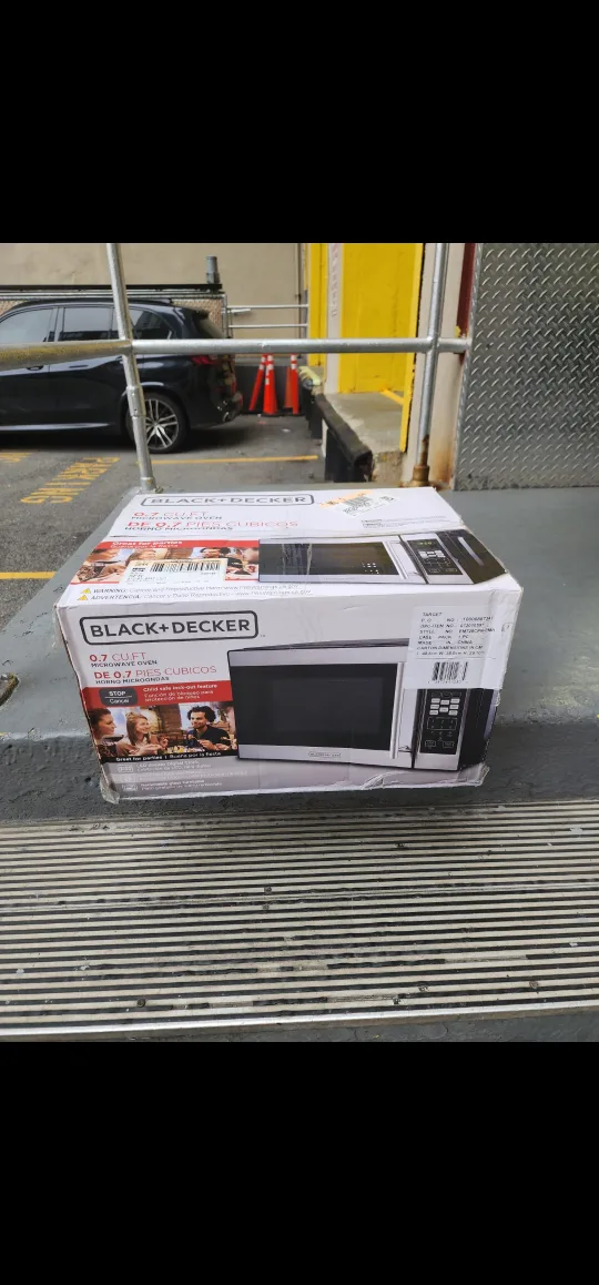(Free Delivery)Black+Decker 0.7 Microwave Used 2 times Like New thumbnail