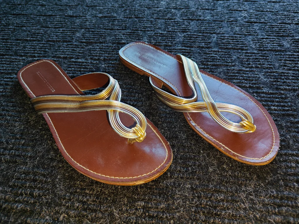 Roberto Vianni Sandals Leather Base Flip Flops - Size 7.5 thumbnail
