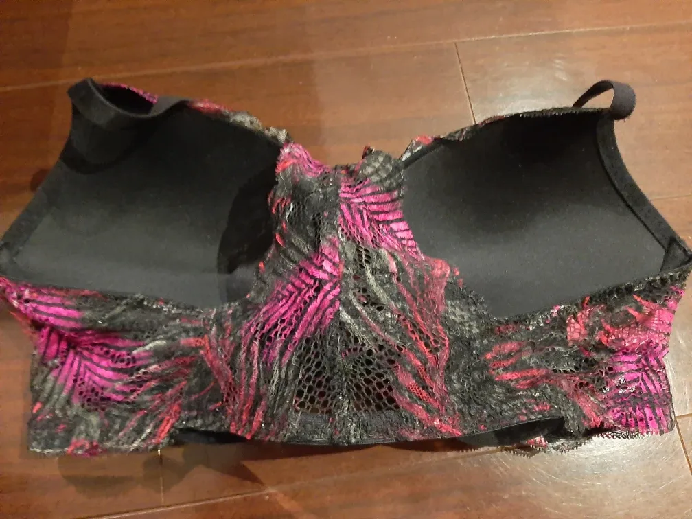 New Black and Pink Bra 36D image indicator(2)
