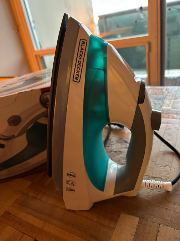 Black+Decker Iron and Ironing Board Combo - photo 2