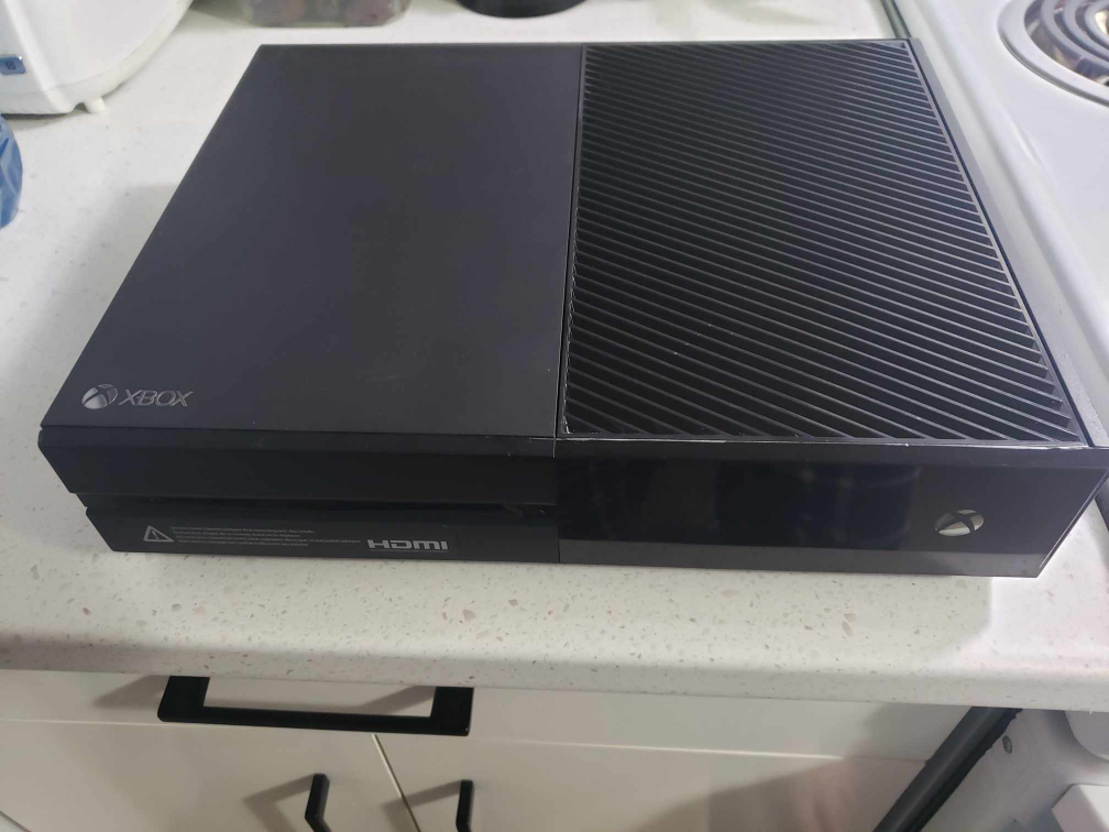 1TB Cleaned & Dusted Xbox One with a Controller & 2 Games - photo 3